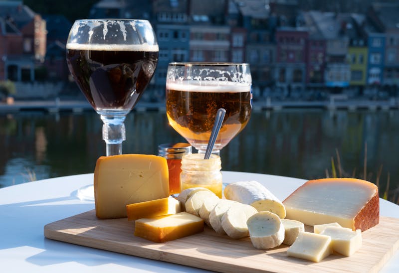 Belgisches Klosterbier und Käse - ©©barmalini - stock.adobe.com