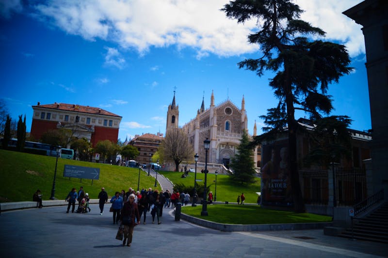Am Prado: Blick auf die Königl. Sprachakademie und die Hieronymuskirche - ©Andreas Böcker