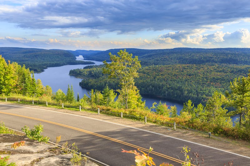 Straße im Laurentianischen Gebirge in Kanada - ©Manfred Schmidt - Adobe Stock