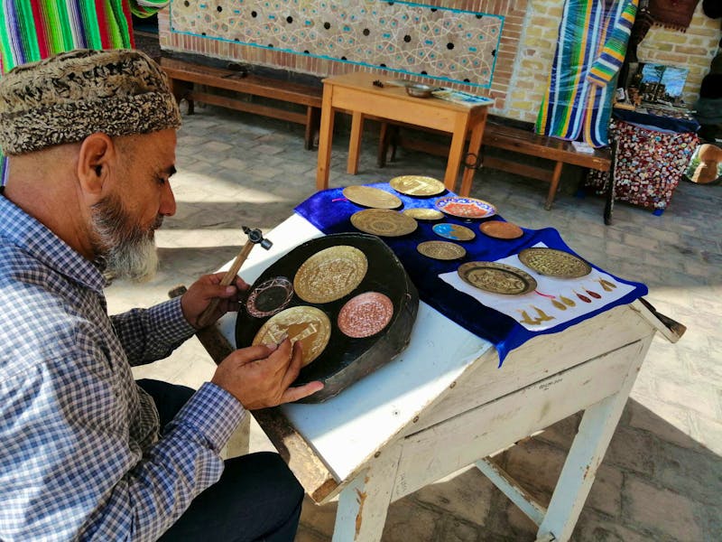 Handwerker vor der Moschee Bolo Hauz in Buchara - ©Andrej Kulikov - Eberhardt TRAVEL