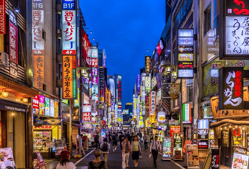 Tokio - abends in den Straßen der Stadt - ©Anthony Shaw - stock.adobe.com