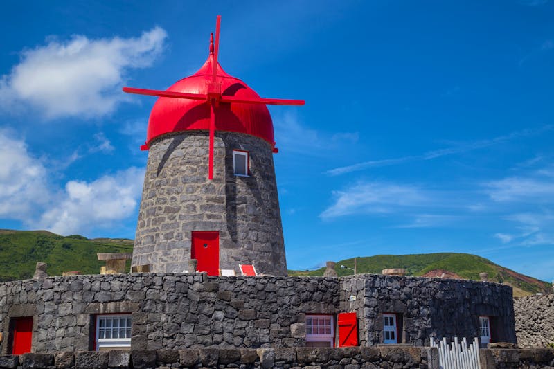 Typische Windmühle auf der Azoren-Insel Graciosa - ©©Rui Vale de Sousa - stock.adobe.com