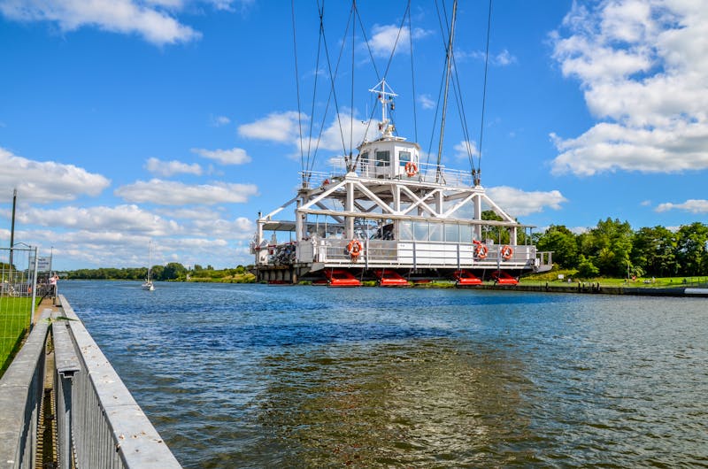 Eisenbahnbrücke und Schwebefähre über den Nord-Ostsee-Kanal bei Rendsburg - ©© Kay Möller - AdobeStock.com