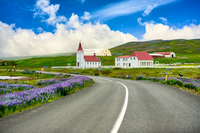 Die weiße Kirche von Kopasker am Arctic Coast Way in Island - ©Lowpower - stock.adobe.com