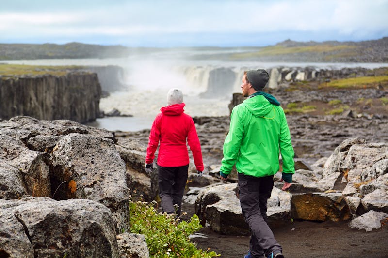 Spaziergang zum Götter-Wasserfall Godafoss in Island - ©Maridav - stock.adobe.com