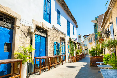 Hübsche alte Gasse in Limassol - Zypern &ndash; &copy; smallredgirl - stock.adobe.com