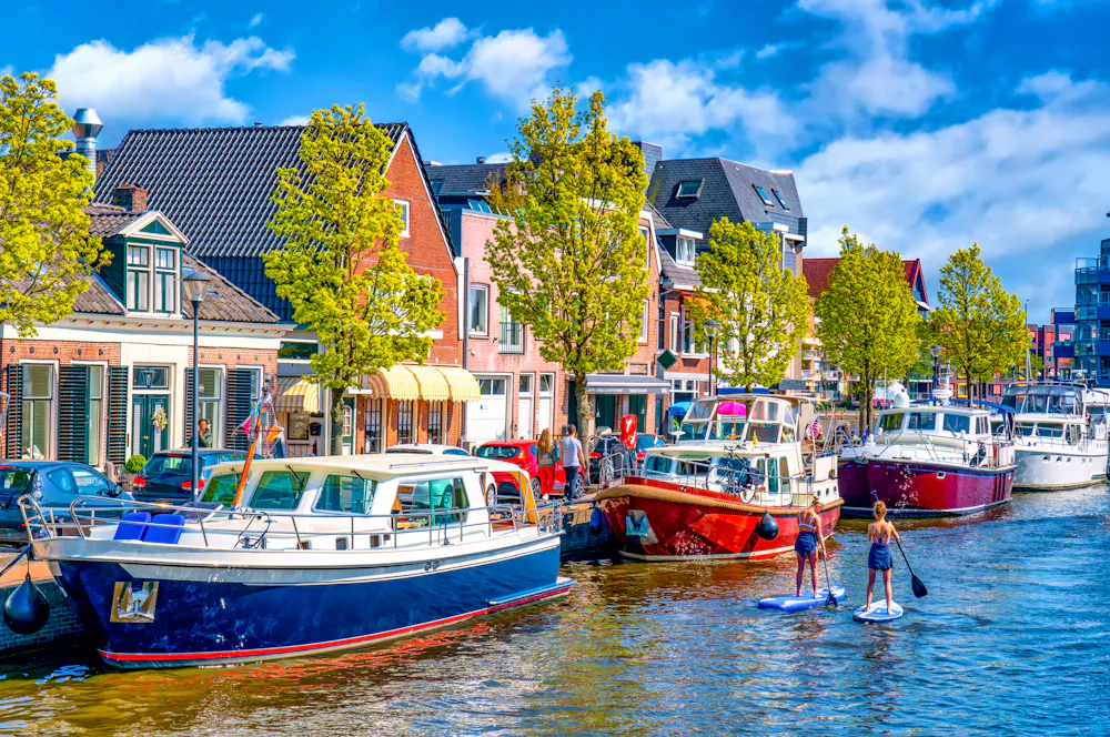 Hafenszene in Sneek in Nord-Holland - Niederlande &ndash; &copy; Comofoto - stock.adobe.com