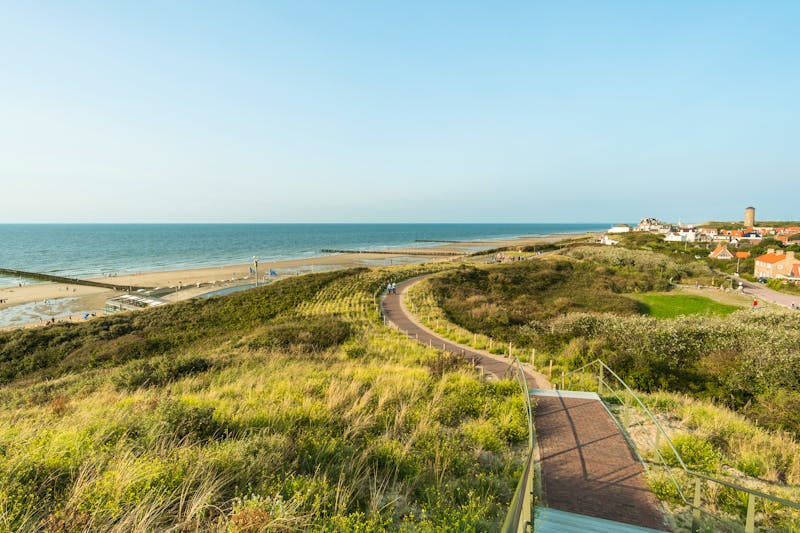 Domburg, Zeeland - Nordseestrand und Blick auf die Altstadt - ©©engel.ac - stock.adobe.com