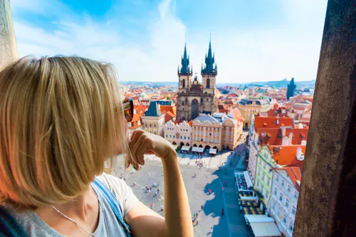 Junge Frau blickt auf den Altstädter Ring in Prag - Tschechien &ndash; &copy; LALSSTOCK - stock.adobe.com