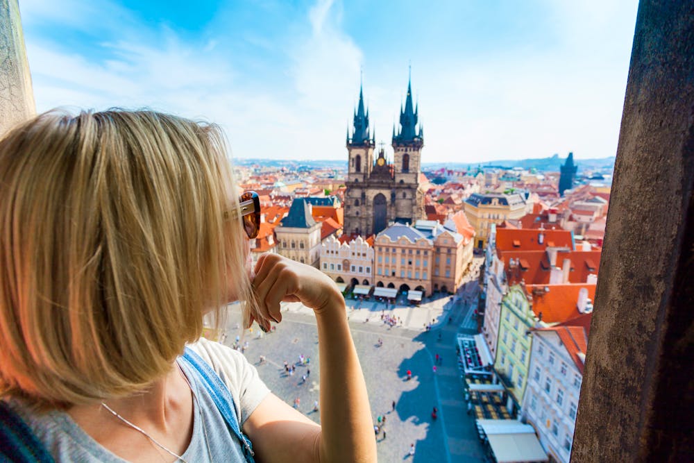Junge Frau blickt auf den Altstädter Ring in Prag - Tschechien &ndash; &copy; LALSSTOCK - stock.adobe.com