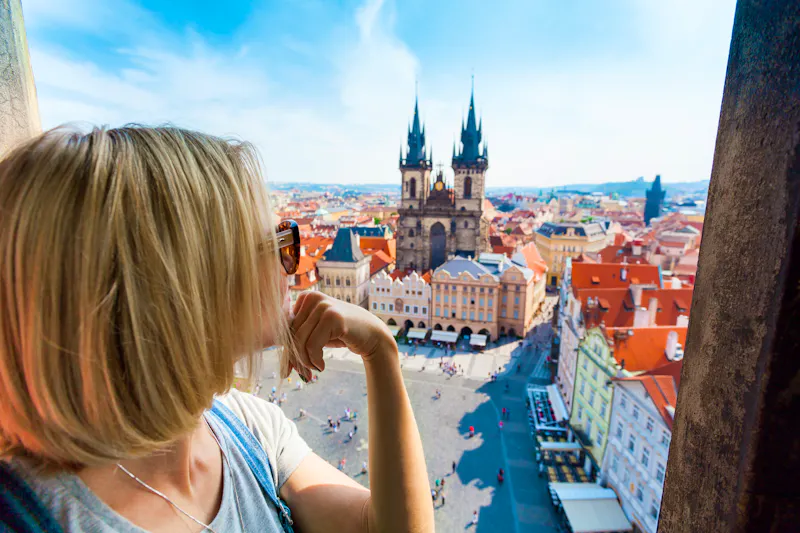 Junge Frau blickt auf den Altstädter Ring in Prag - Tschechien - &copy;LALSSTOCK - stock.adobe.com