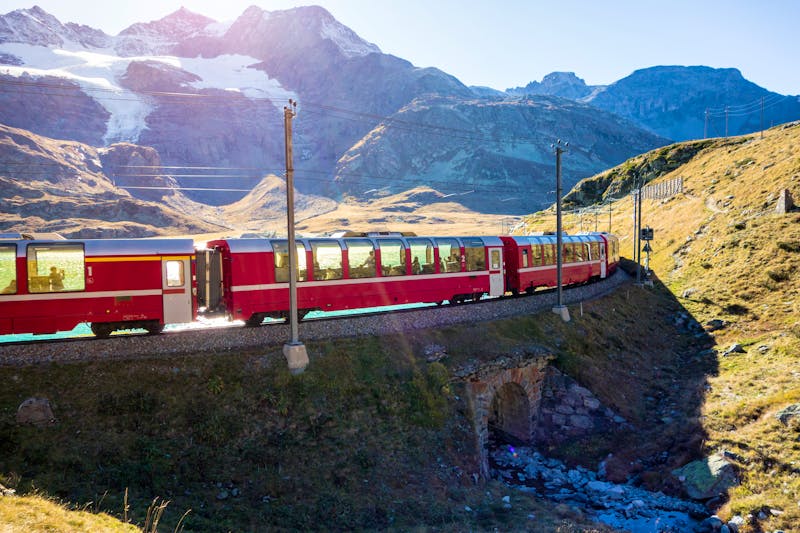 Bernina-Express am Morteratsch-Gletscher in Graubünden - Schwei - ©markus thoenen - stock.adobe.com