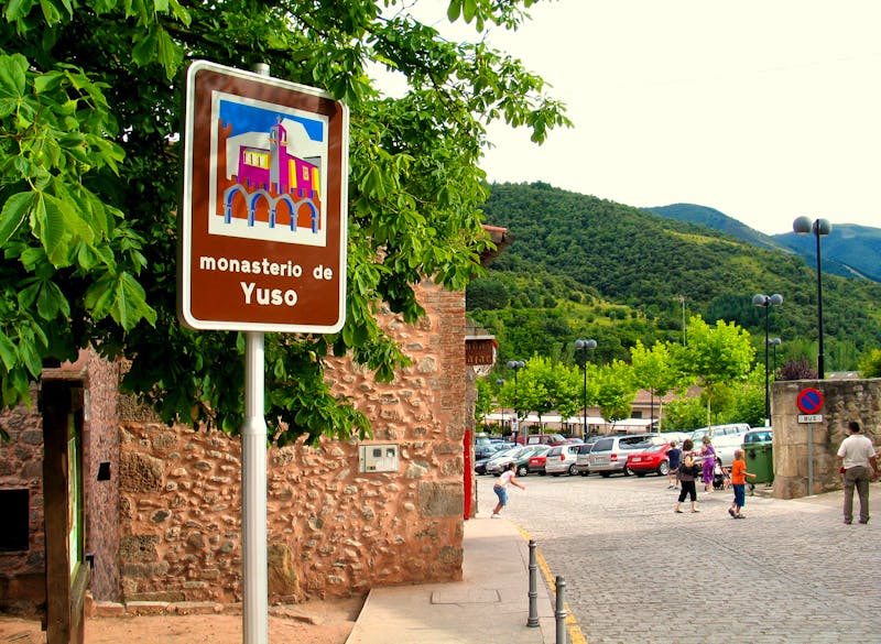 Parkplatz am Yuso-Kloster - ©VEOy.com - stock.adobe.com