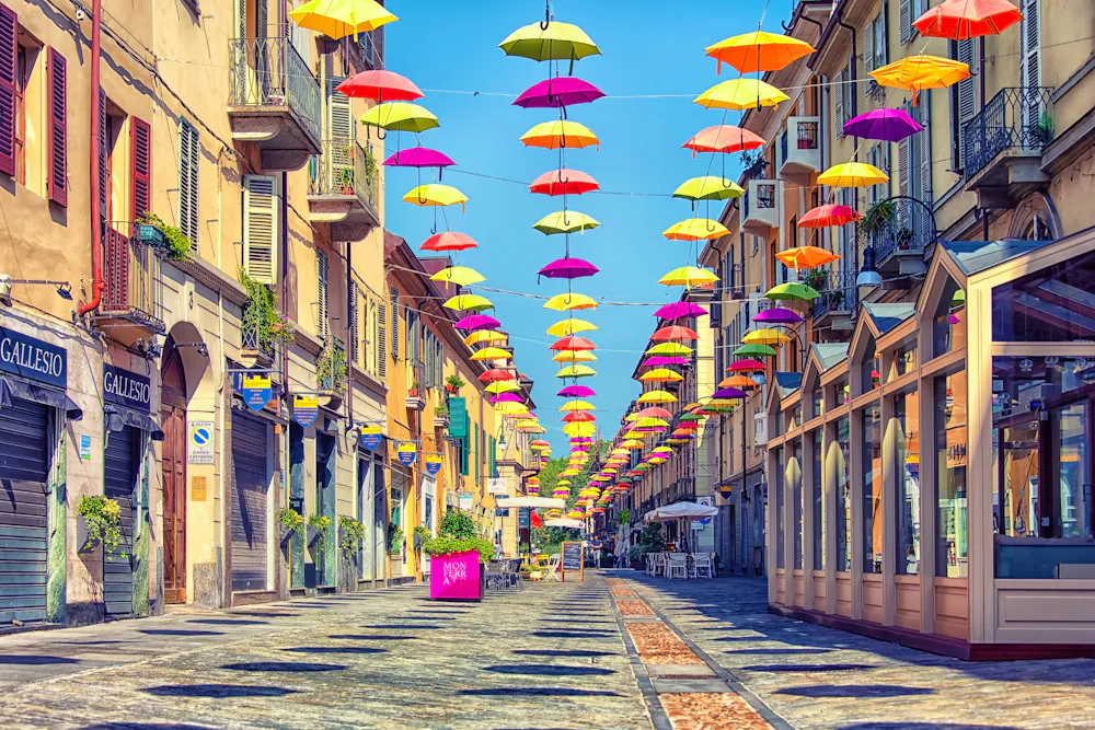 Turin - Gasse mit bunten Schirmen &ndash; &copy; Manjik photography - Adobe Stockphoto