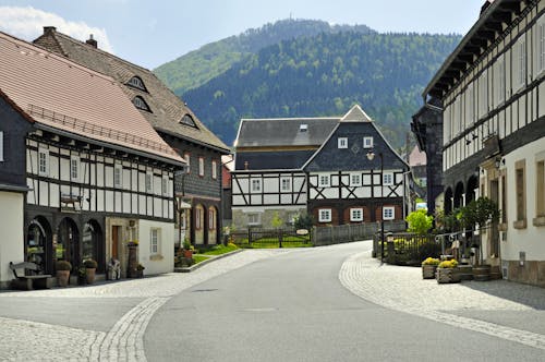 Waltersdorf - Umgebindehäuser - rechts das Quirlehäusel &ndash; &copy; Lothar Nahler - Adobe Stockphoto