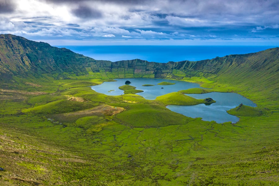 Krater Caldeirao auf der Azoren-Insel Corvo – © Curioso.Photography - Adobe Stock