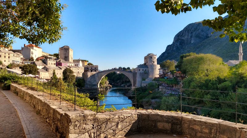 Mostar, Blick zur Altstadtbrücke - ©Konrad Füssel