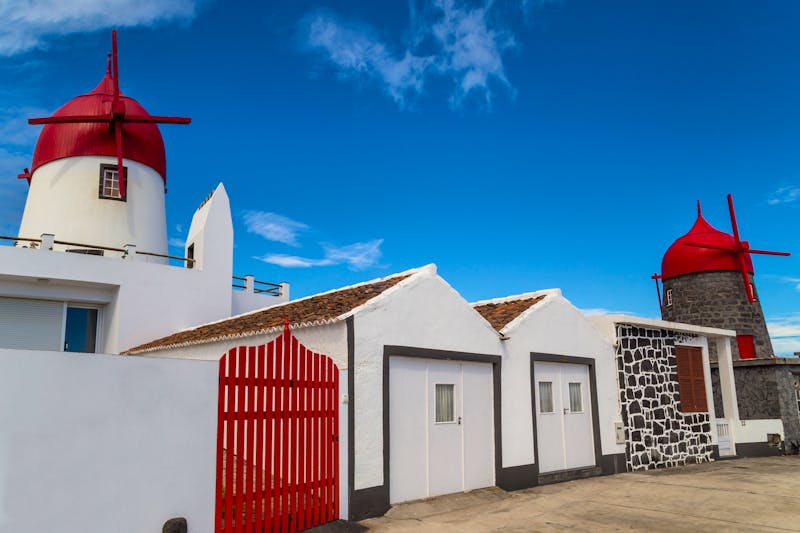 Traditionelle Windmühlen auf der Azoren-Insel Graciosa - ©©Rui Vale de Sousa - stock.adobe.com