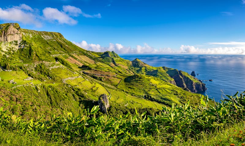 Basalt Klippen auf der Azoren-Insel Flores - ©Felix Nendzig - Adobe Stock