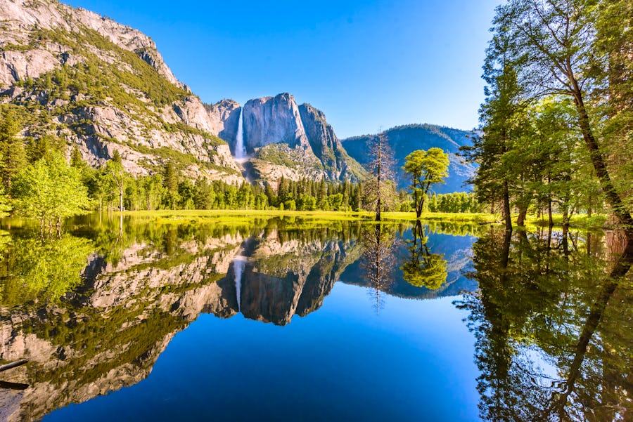 Yosemite National Park - Blick auf den The Merced River und den Yosemite Waterfall – © Simon Dannhauer - AdobeStock.com