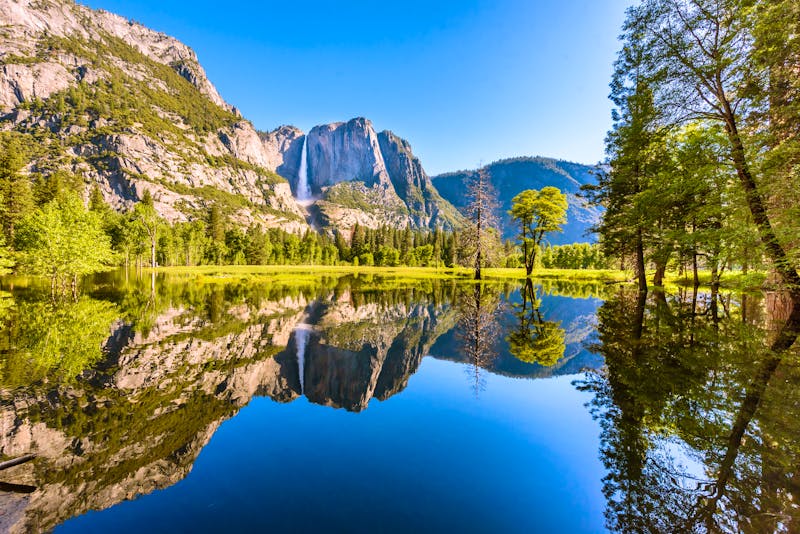 Yosemite National Park - Blick auf den The Merced River und den Yosemite Waterfall - ©Simon Dannhauer - AdobeStock.com