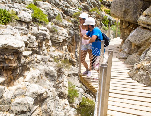 Wandern auf dem El Caminito del Rey bei Malaga in Andalusien – © Kiko Jimenez - AdobeStock.com