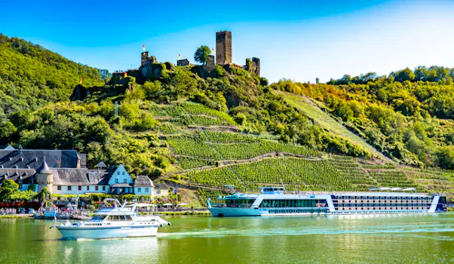 Beilstein an der Mosel mit Burg Metternich &ndash; &copy; Comofoto - stock.adobe.com