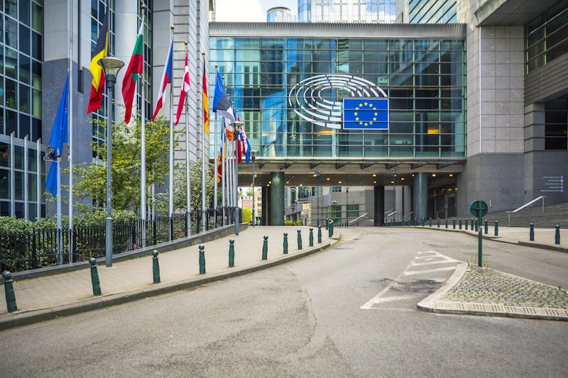 Brüssel - Flaggen vor dem EU-Parlament - ©©Sergey Kelin - stock.adobe.com