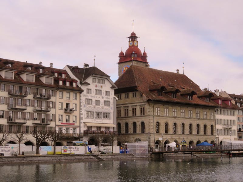 224 Stadtrundgang in  Luzern - Kapellbrücke - Blick zum Rathaus - ©Annette Weise
