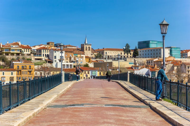 Bummel über die historische Brücke von Zamora - ©Marc Venema - Adobe Stock