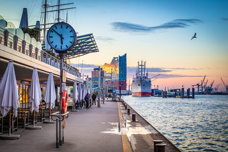 Hamburg - Hafen mit Elbphilharmonie - ©powell83 - Adobe Stock