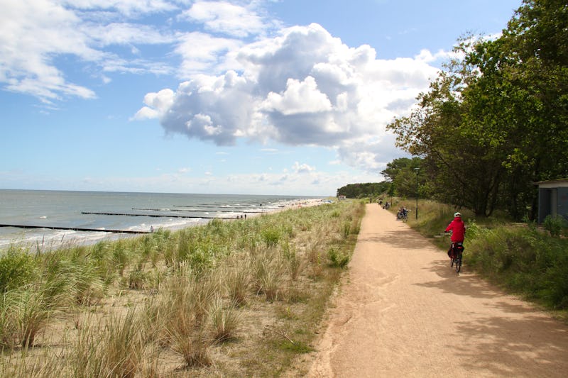 Insel Usedom - Ostseefahrradweg direkt entlang am Ostsee-Strand – © andreasalexander - stock.adobe.com