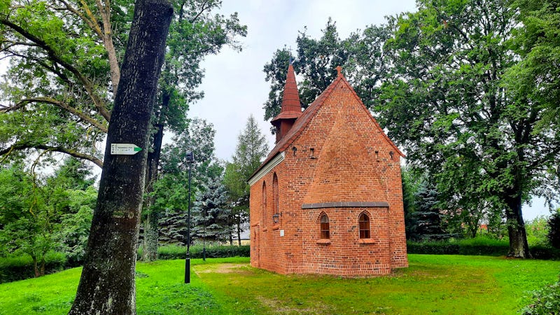 Kirche von Budzistowo bei Kolberg nahe der Ostsee – © Vivien Fiedler - Eberhardt Travel.de