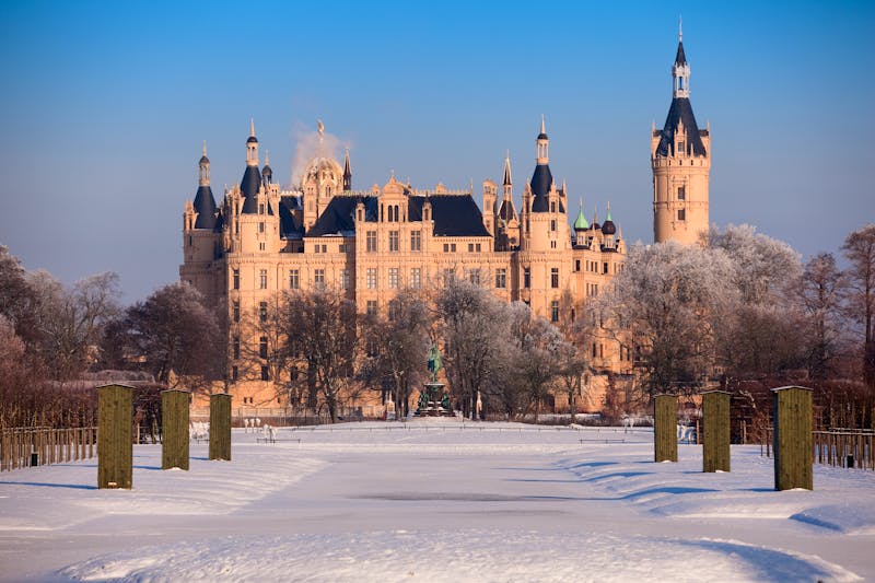 Schweriner Schloss im Winter - ©UbjsP - AdobeStock.com
