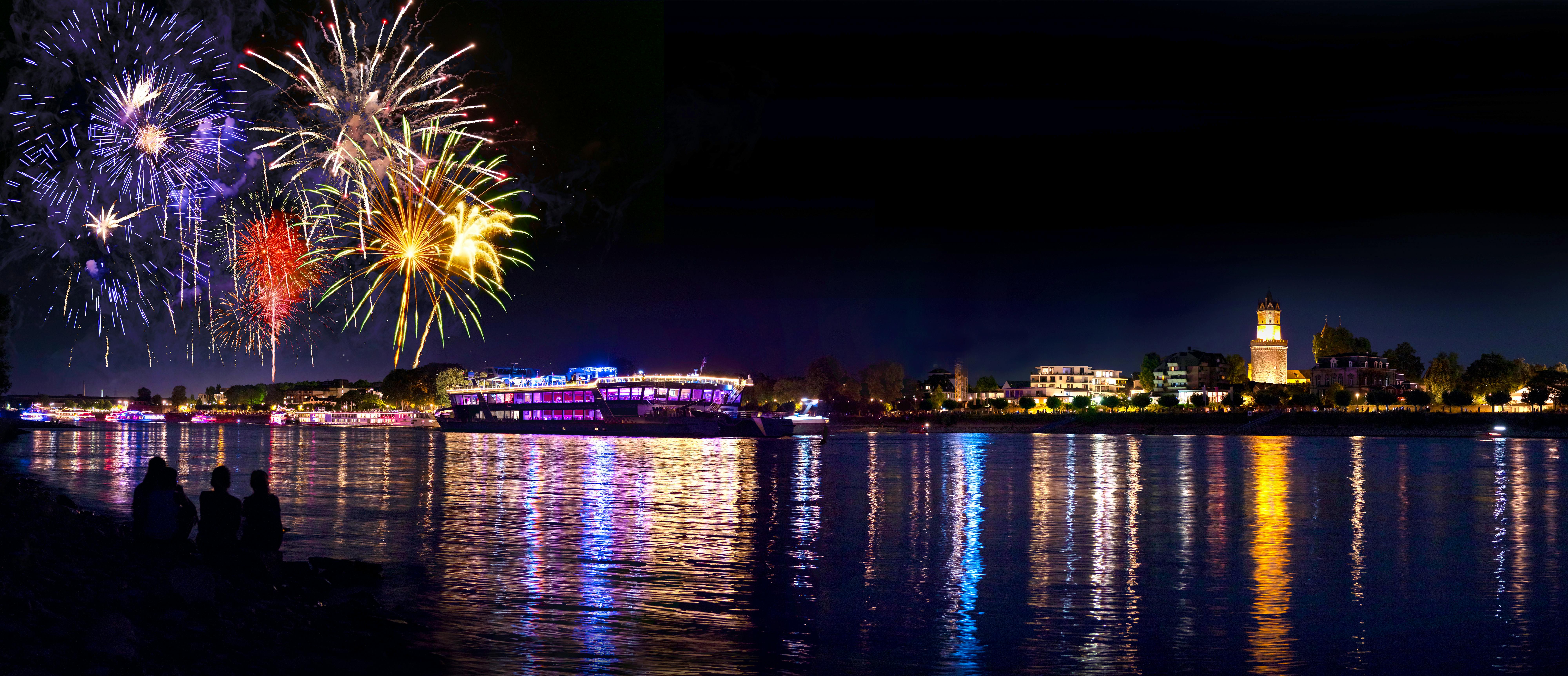 Schiffsausflug bei Feuerwerk auf dem Rhein bei Andernach &ndash; &copy; EKH-Pictures - stock.adobe.com