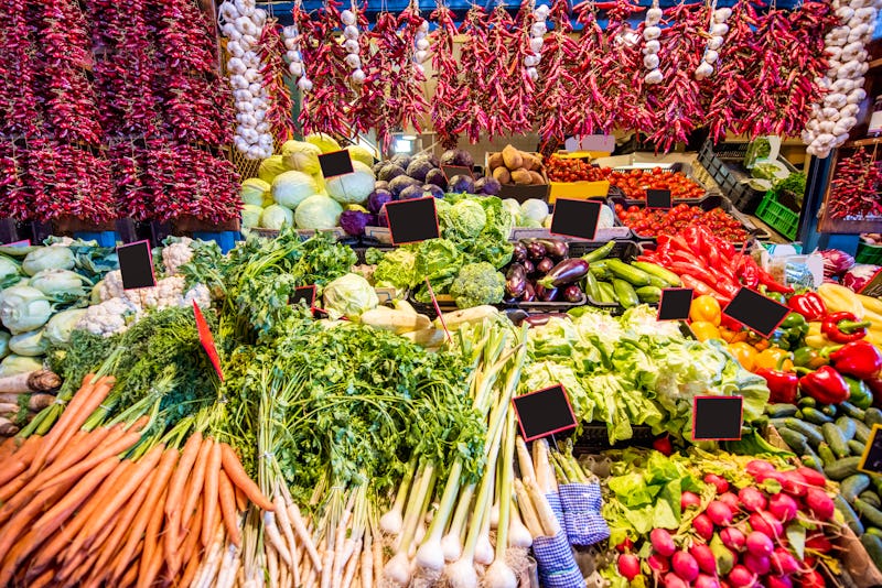 Bauernmarkt in Ungarn - frisches Obst, Gemüse und getrocknete Paprika – © rh2010 - AdobeStock.com