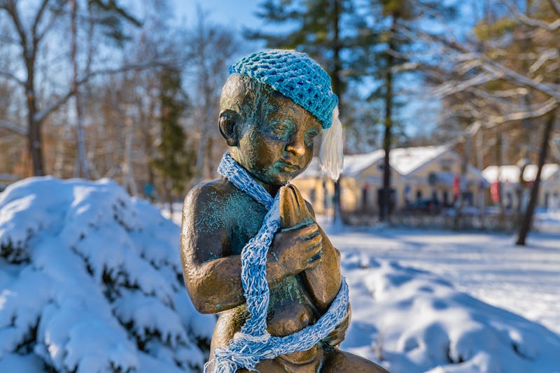 Franzensbad - Statue des Franzel im Winter – © vanGeo - stock.adobe.com