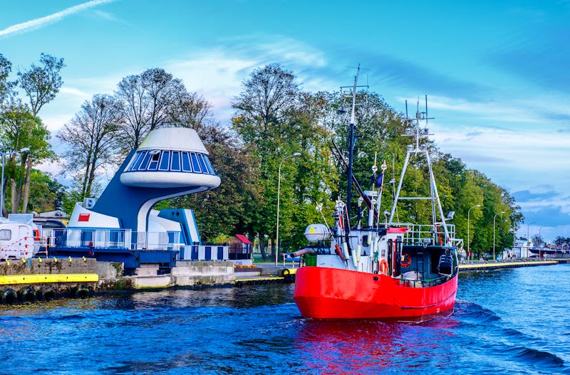Darlowko - Schiebebrücke und Fischerboot - ©andrzej2012 - stock.adobe.com