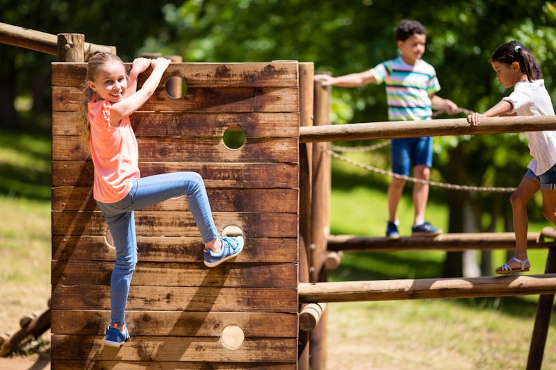 Kinderspielplatz mit Holz-Spielgeräten und Klettergerüst – © WavebreakMediaMicro - stock.adob