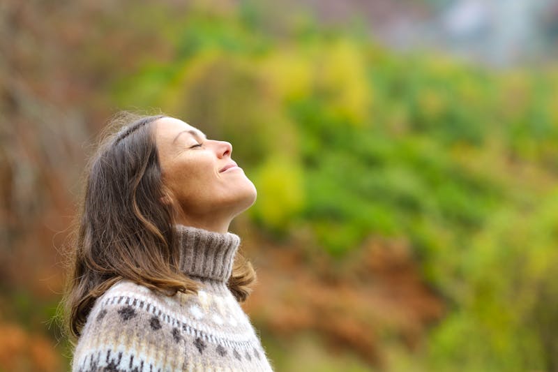 Frau beim meditativem Durchatmen im Wald - ©Antonioguillem - stock.adobe.com
