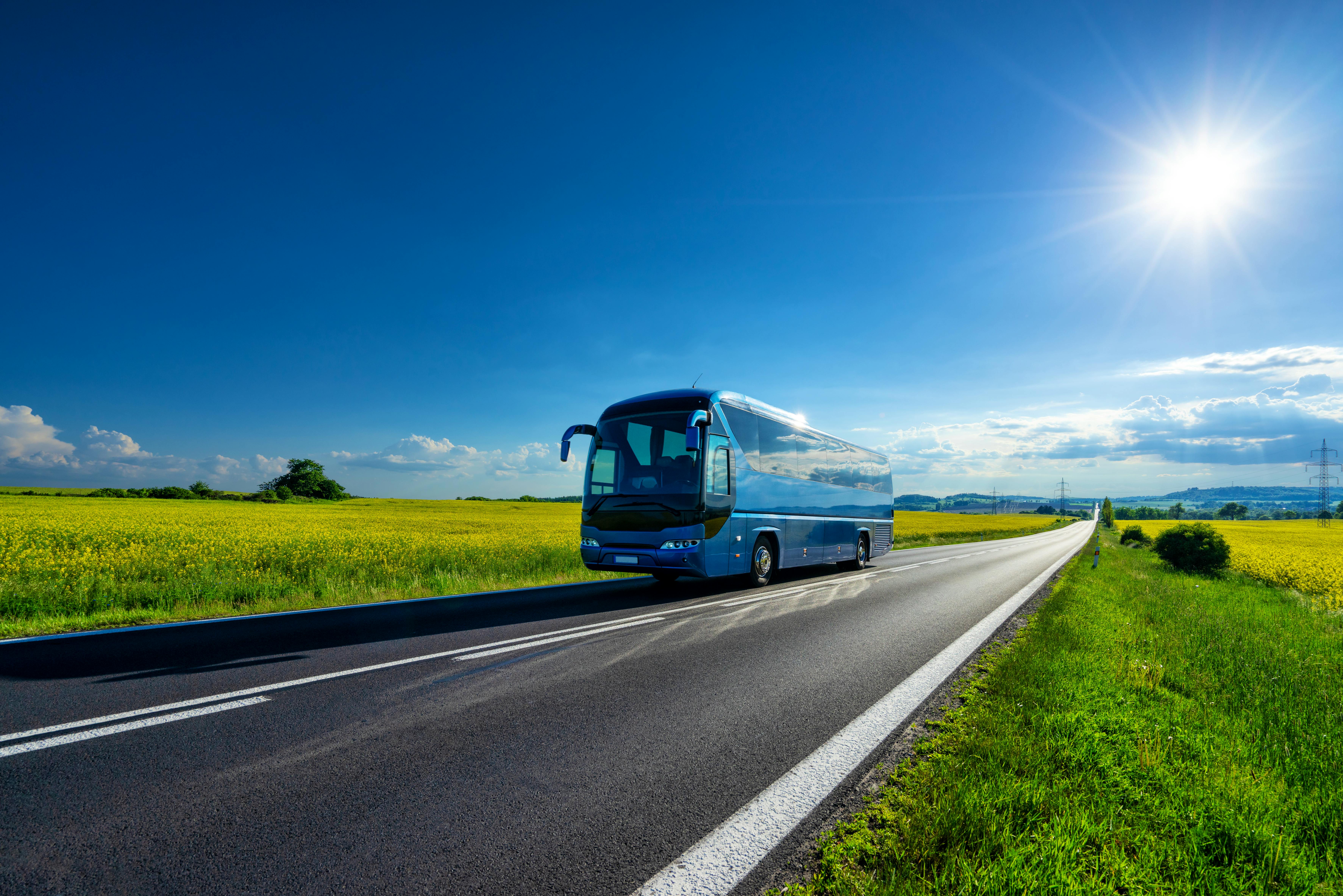 Blauer Reisebus unterwegs &copy; Milos Muller/am - stock.adobe.com