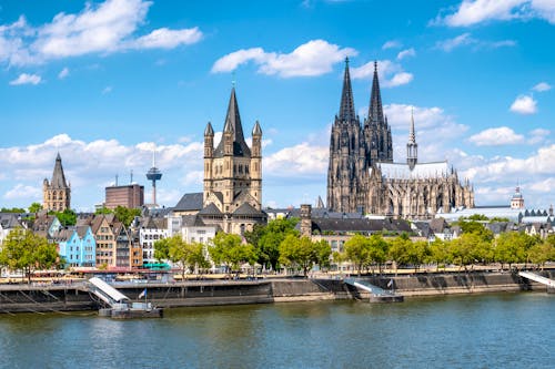 Köln Skyline mit Kölner Dom, Rathaus und Rhein im Sommer &ndash; &copy; Jan Christopher Becke/eyetronic - stock.adobe.com