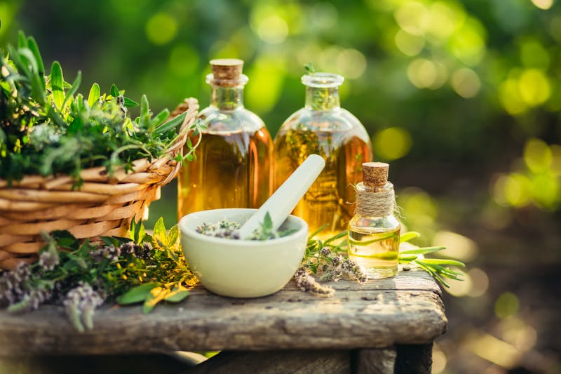 Komposition aus frischen Kräutern und Öl - &copy;valya82 - stock.adobe.com