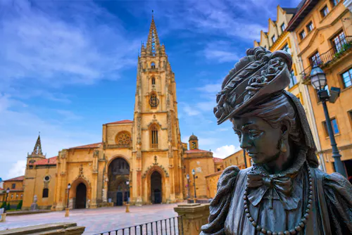Kathedrale von Oviedo und Regenta-Statue &ndash; &copy; TONO BALAGUER - Adobe Stock