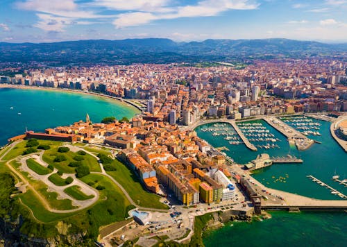 Küstenstadt Gijon in Asturien &ndash; &copy; JackF - stock.adobe.com