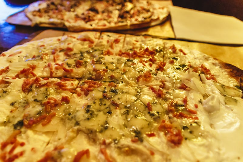 Straßburg - Elsass - Flammkuchen-Essen - ©Antonio J. Pedrosa - Adobe Stockphoto