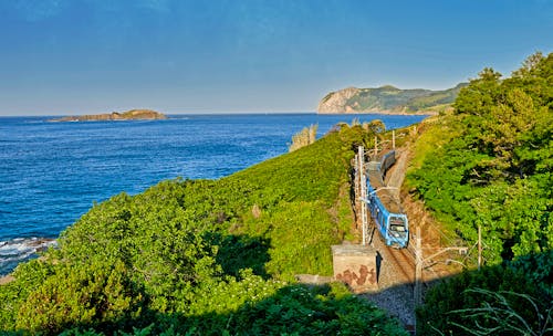 Zug bei Bilbao in Nordspanien &ndash; &copy; © Juanma Aparicio - Adobe Stock