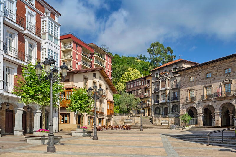 Rundgang im baskischen Dorf Balmaseda - ©Imagenatural - stock.adobe.com