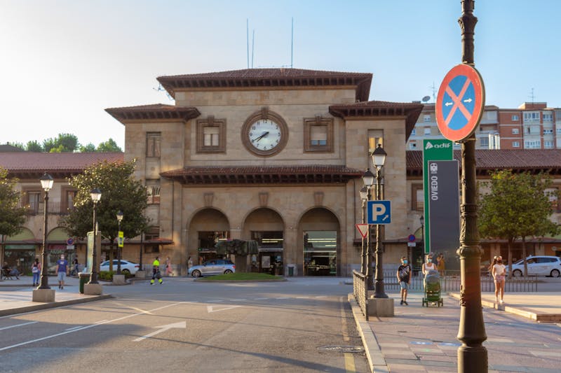 Bahnhof von Oviedo - ©2020 TMP - An Instant of Time - Adobe Stock