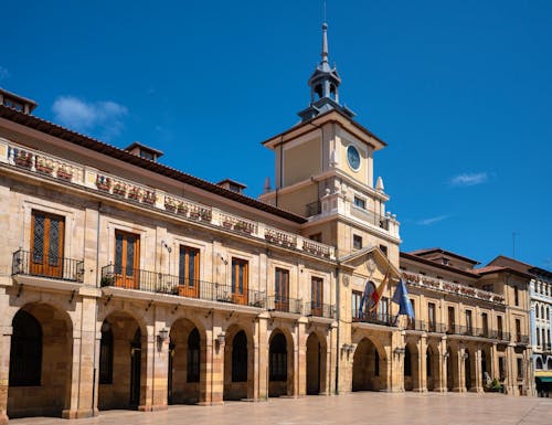 Rathaus von Oviedo in Asturien – © alfotokunst - stock.adobe.com